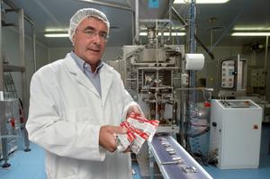 Michel Lescanne, PDG de l'entreprise Nutriset, pose près de la chaîne de fabrication du "Plumpy'nut", le 23 juin 2005 à Malaunay.