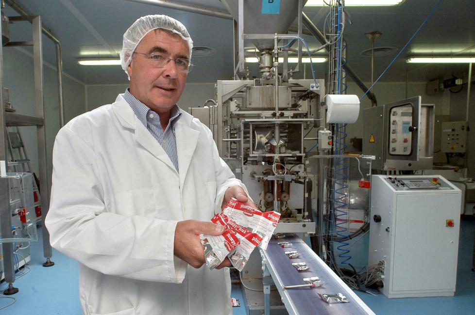 Michel Lescanne, PDG de l'entreprise Nutriset, pose près de la chaîne de fabrication du "Plumpy'nut", le 23 juin 2005 à Malaunay.