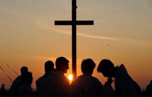 L’Eglise représente aussi bien la communauté des fidèles catholiques faisant vivre le message du Christ qu’une force politique majeure ayant largement façonné la civilisation occidentale.