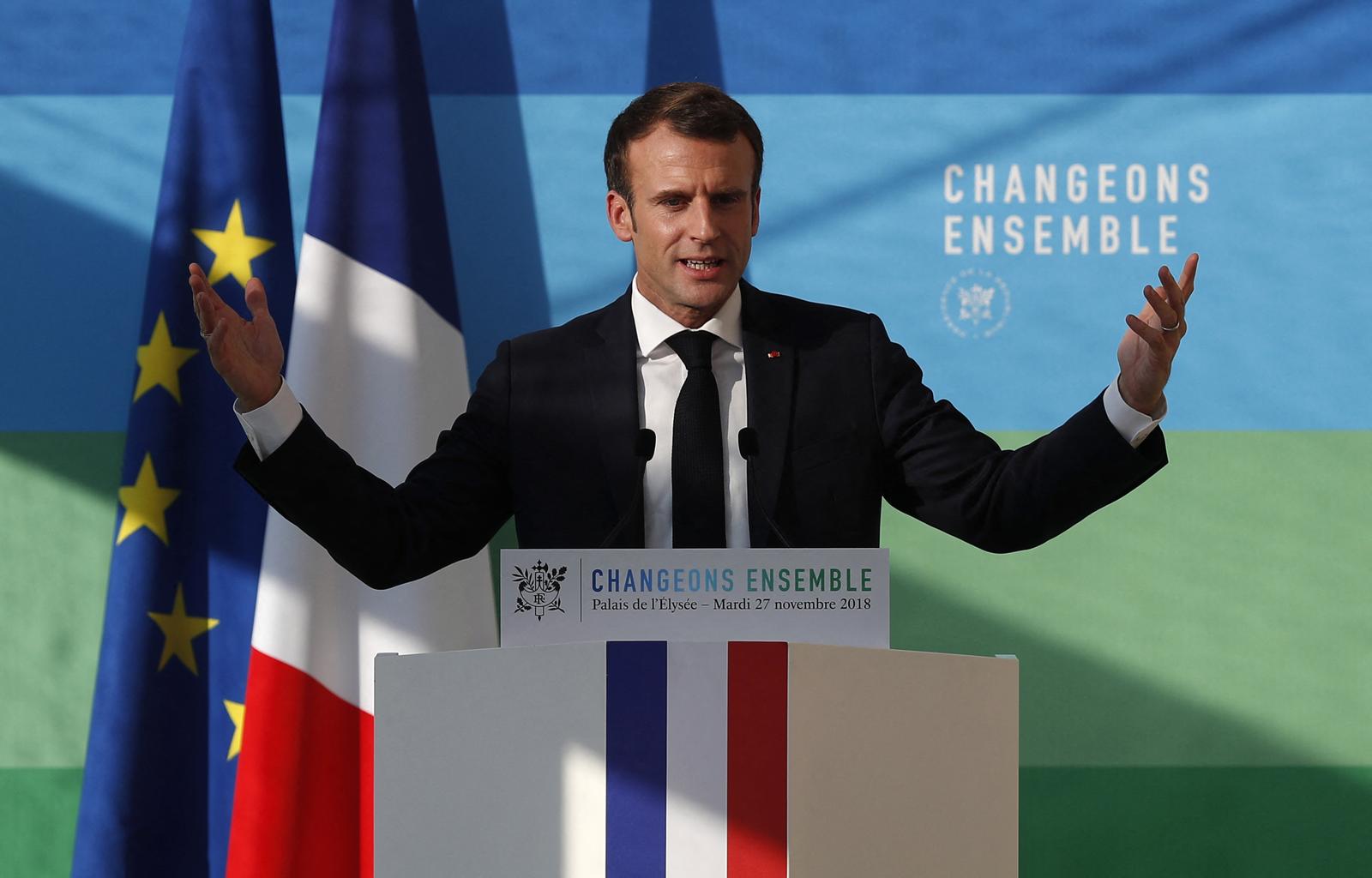 Emmanuel Macron s'exprime lors d'un discours prononcé dans le cadre de la présentation de la stratégie pour la transition écologique, au palais de l'Élysée à Paris, le 27 novembre 2018.