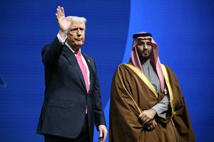 Le prince héritier et Premier ministre du Royaume d'Arabie saoudite, Mohammed ben Salmane, et le président américain Donald Trump saluent la foule à leur sortie du Forum d'investissement américano-saoudien au John F. Kennedy Center for the Performing Arts à Washington, le 19 novembre 2025.