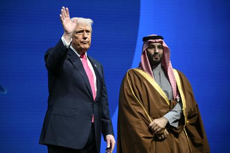 Le prince héritier et Premier ministre du Royaume d'Arabie saoudite, Mohammed ben Salmane, et le président américain Donald Trump saluent la foule à leur sortie du Forum d'investissement américano-saoudien au John F. Kennedy Center for the Performing Arts à Washington, le 19 novembre 2025.