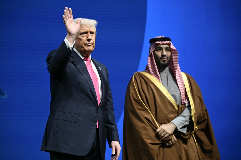 Le prince héritier et Premier ministre du Royaume d'Arabie saoudite, Mohammed ben Salmane, et le président américain Donald Trump saluent la foule à leur sortie du Forum d'investissement américano-saoudien au John F. Kennedy Center for the Performing Arts à Washington, le 19 novembre 2025.