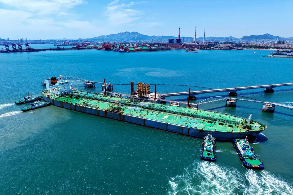 Un navire chargé de pétrole accoste à un quai avec l'aide d'un remorqueur au port de Qingdao, dans la province du Shandong, dans l'est de la Chine, le 12 juin 2025.