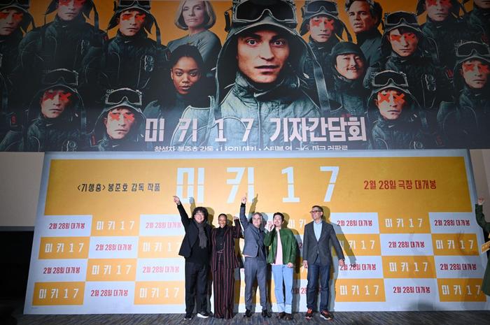 (L-R) South Korean director Bong Joon-ho, British actress Naomi Sarah Ackie, American actor Mark Alan Ruffalo, South Korean-American actor Steven Yeun and South Korean producer Choi Doo-ho pose for a photo during a press conference to promote the film "Mickey 17" in Seoul on February 20, 2025. (Photo by Jung Yeon-je / AFP)