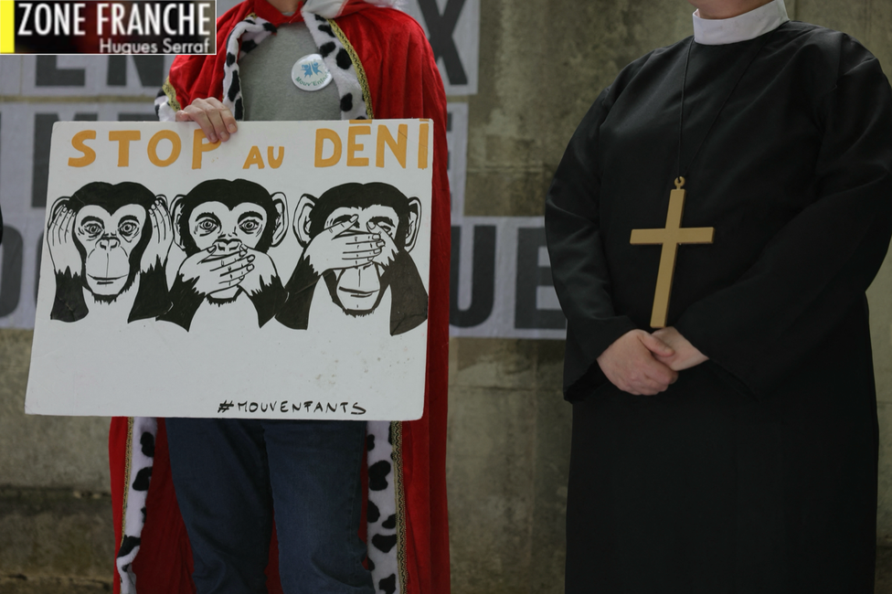 Une manifestation dénonçant le déni dans les affaires de violence dans les établissements confessionnels