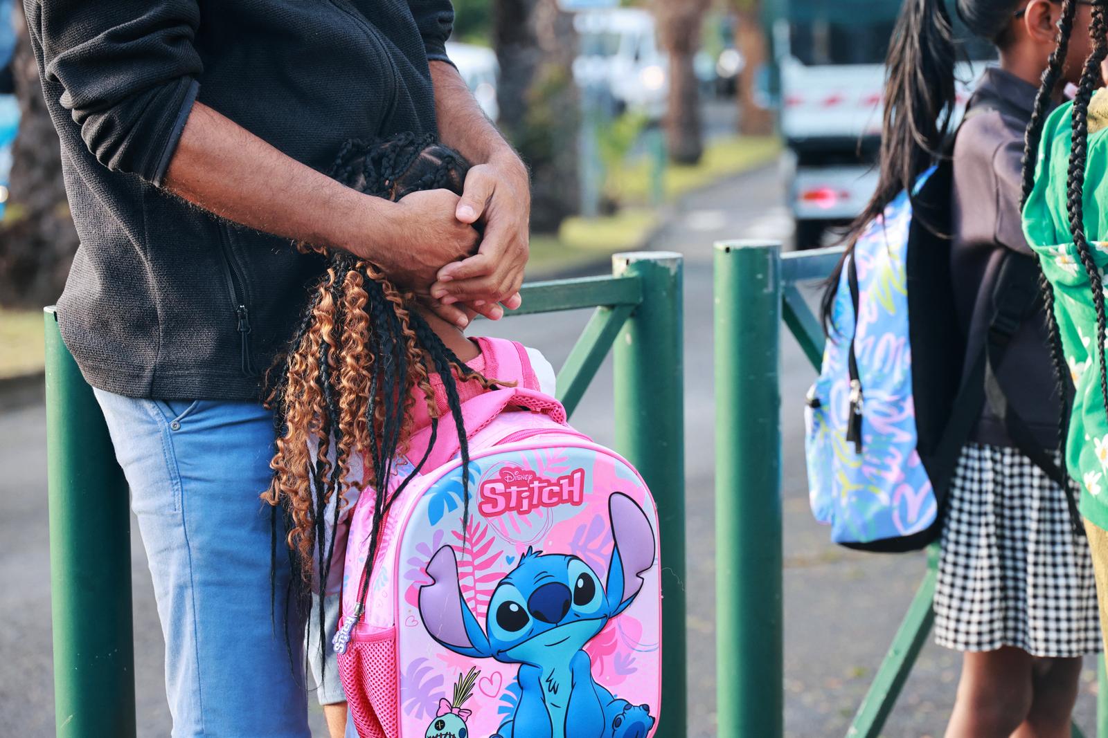 Des enfants devant l'école. (Image d'illustration)