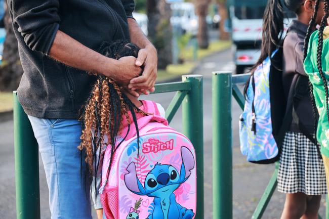 Des enfants devant l'école. (Image d'illustration)