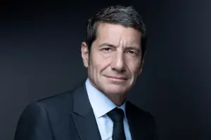 David Lisnard, maire de Cannes, président de l'Association des maires de France (AMF) et candidat à l'élection présidentielle de 2027, pose lors d'une séance photo à Paris le 10 juin 2026.