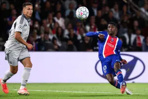 L'attaquant français du Paris Saint-Germain, Ousmane Dembélé, contrôle le ballon lors du match de la première journée de la phase de groupes de l'UEFA Champions League opposant le Paris Saint-Germain (PSG) au Slovan Bratislava au Parc des Princes à Paris le 9 septembre 2026