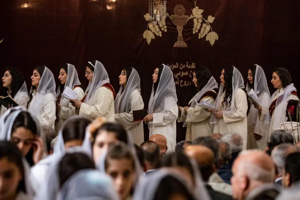 Les membres d'une chorale chrétienne lors de la messe du dimanche des Rameaux, dans le nord-est de la Syrie