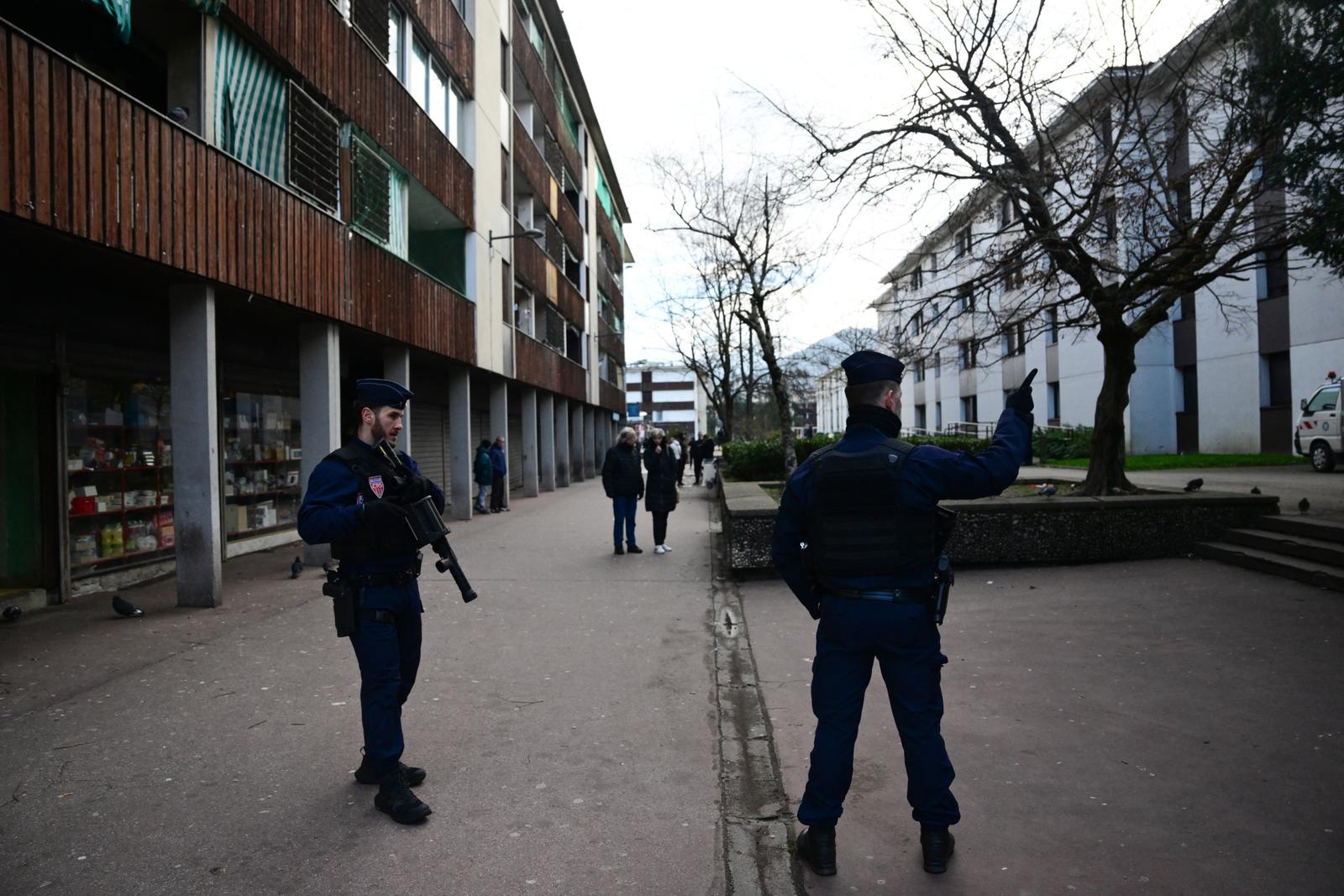 Les forces de l'ordre.