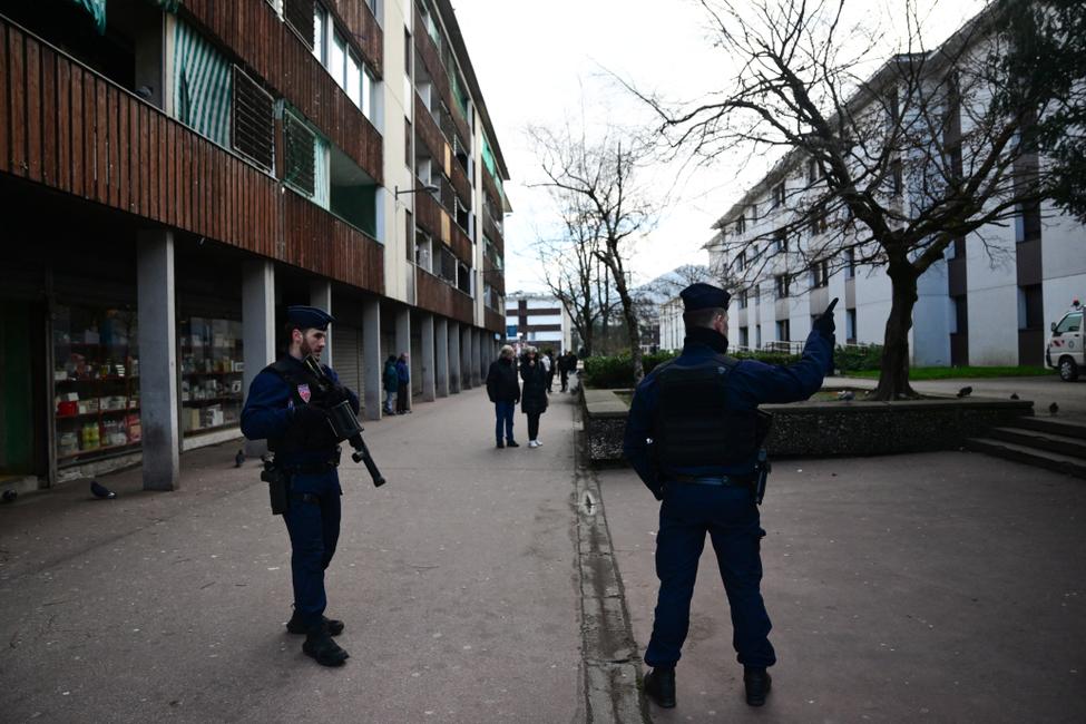 Les forces de l'ordre.