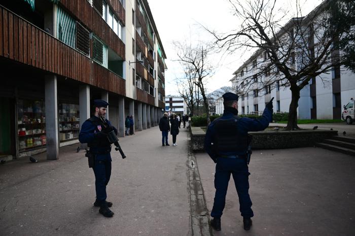 Les forces de l'ordre.