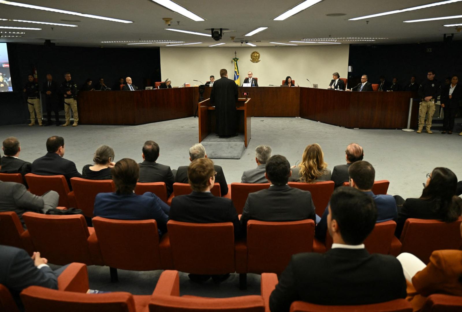 Vue générale de la salle d'audience le deuxième jour de la phase finale du processus visant à rendre le verdict dans le procès contre l'ancien président brésilien Jair Bolsonaro devant la Cour suprême fédérale (STF) à Brasilia le 3 septembre 2025.