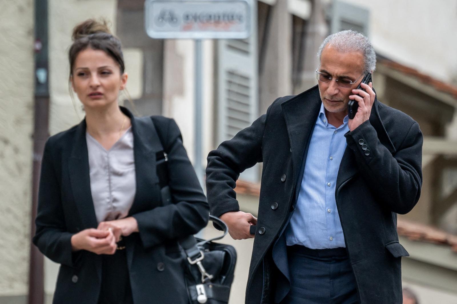 Tariq Ramadan, ici avec son avocate genevoise : "Allô, le tribunal ? Je vais peut-être faire l'impasse, je pense que je couve un truc..."