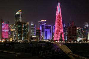 Des immeubles de grande hauteur sont photographiés de nuit le long de la corniche de Doha, le 1er mars 2026. Les États-Unis et Israël ont lancé des frappes contre l’Iran le 28 février, tuant le guide suprême iranien et plusieurs hauts responsables militaires. Les autorités iraniennes ont riposté par des frappes contre Israël et contre des bases américaines à travers le Golfe. (Image d'illustration)
