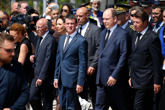 (de g. à d.) Eric Ciotti, président LR du conseil général des Alpes- Maritimes, Manuel Valls, le Prince Albert II de Monaco et le président LR de la région PACA Christian Estrosi à Nice pour une minute de silence le troisième jour de deuil national suite