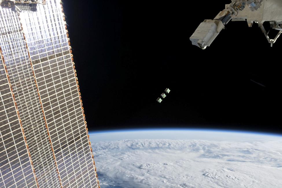 Cette photo de la NASA montre trois CubeSats peu après leur éjection du dispositif japonais de déploiement de petits satellites en orbite, le 17 juin 2019. Image d'illustration