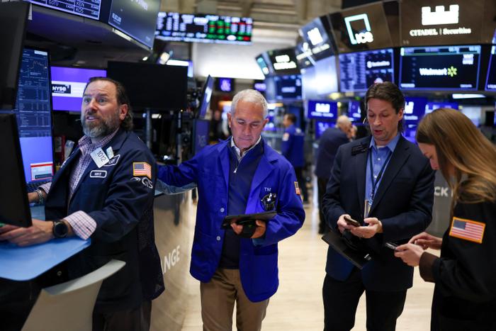 Des traders à la Bourse de New York à l'ouverture, le 10 avril 2025.