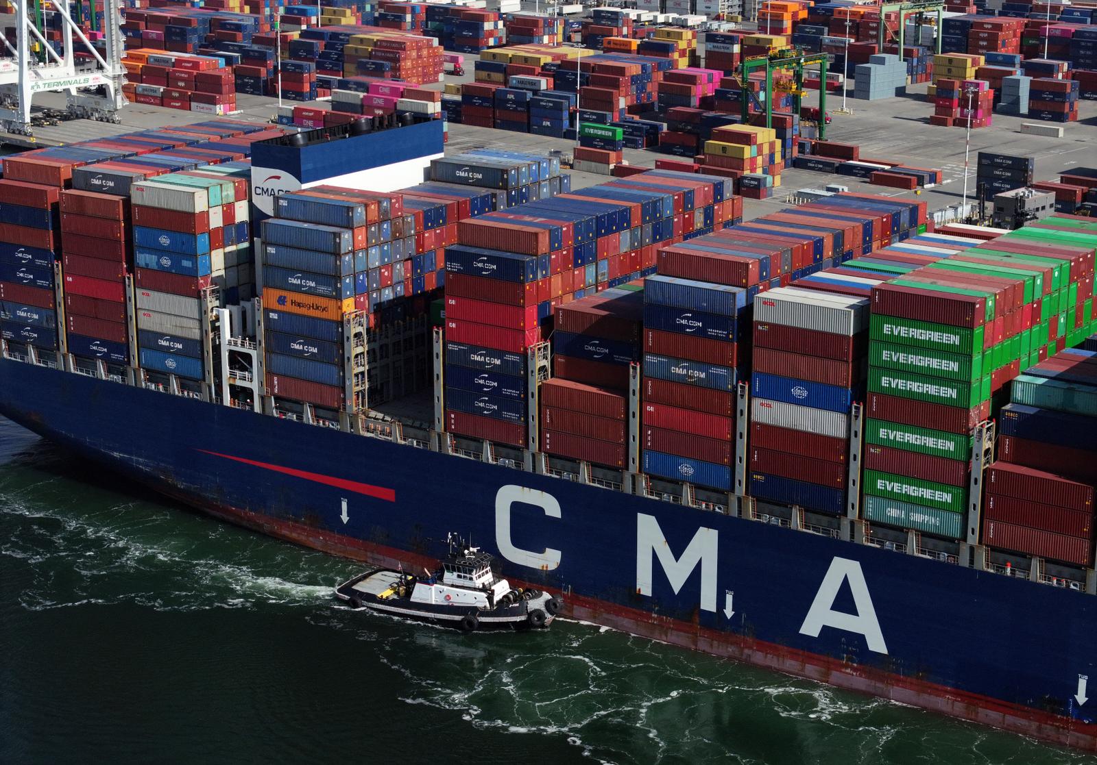 Une vue aérienne du porte-conteneurs CMA CGM Osiris escorté jusqu'au port d'Oakland, le 9 avril 2025.