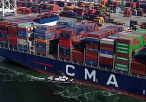 Une vue aérienne du porte-conteneurs CMA CGM Osiris escorté jusqu'au port d'Oakland, le 9 avril 2025.