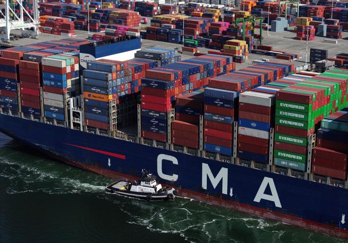 Une vue aérienne du porte-conteneurs CMA CGM Osiris escorté jusqu'au port d'Oakland, le 9 avril 2025.