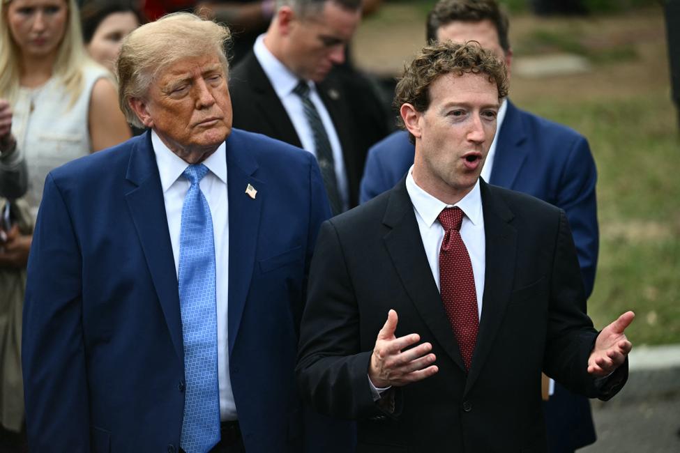 Le PDG de Meta, Mark Zuckerberg, s'adresse à la presse sous le regard du président américain Donald Trump après une réunion avec des dirigeants du secteur technologique sur l'intelligence artificielle à la Maison Blanche à Washington, DC, le 29 septembre 2026.