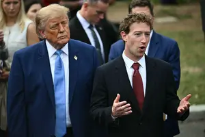 Le PDG de Meta, Mark Zuckerberg, s'adresse à la presse sous le regard du président américain Donald Trump après une réunion avec des dirigeants du secteur technologique sur l'intelligence artificielle à la Maison Blanche à Washington, DC, le 29 septembre 2026.