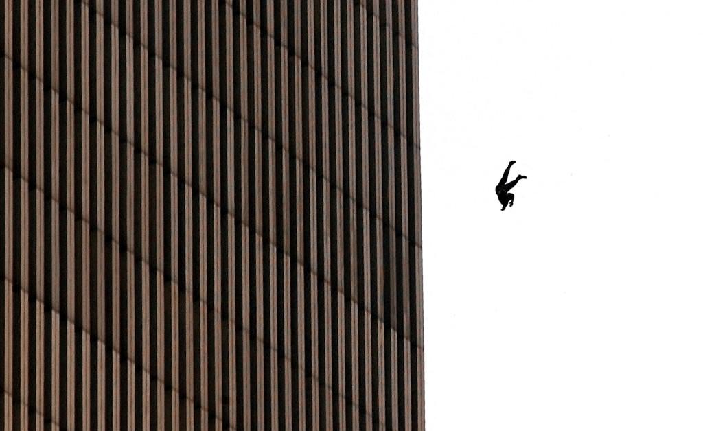 Un homme fait une chute mortelle depuis le World Trade Center le 11 septembre 2001 à New York lors des attentats terroristes.