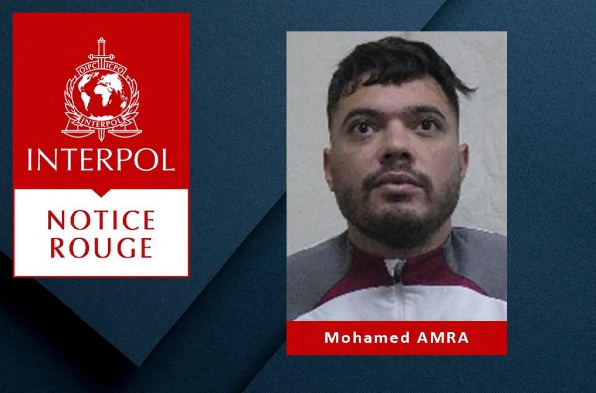 La Notice Rouge diffusée par Interpol le 15 mai 2024 montre Mohamed Amra, après son évasion lors d'une attaque armée contre un véhicule pénitentiaire au péage d'une autoroute du nord de la France le 14 mai 2024, au cours de laquelle deux agents pénitentiaires ont été tués.