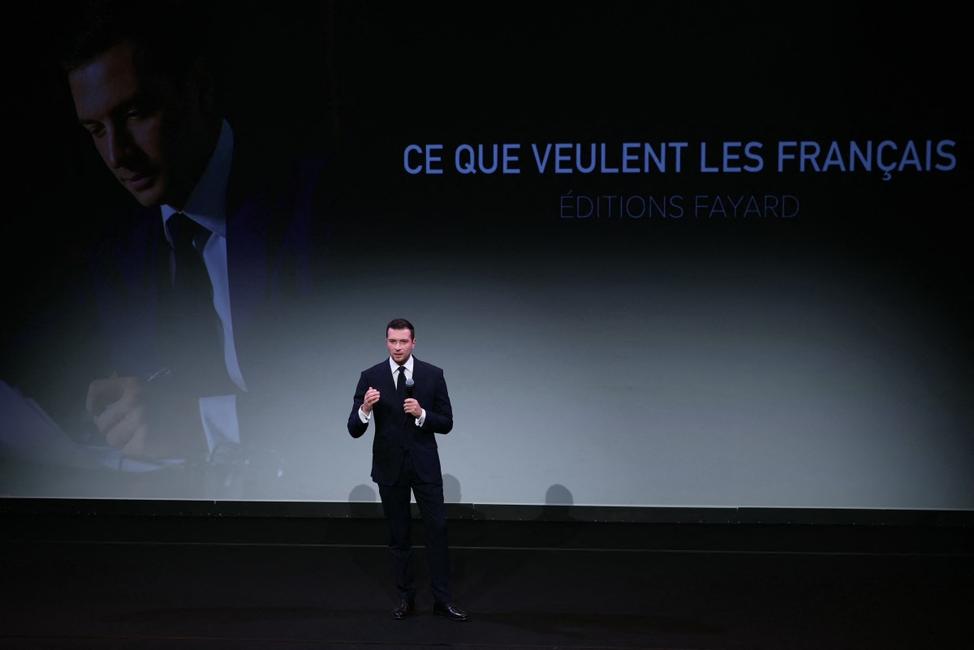 Le président du parti d’extrême droite français Rassemblement National (RN) et député européen Jordan Bardella s’exprime sur scène lors du lancement de son livre « Ce que veulent les Français », au théâtre Marigny à Paris, le 28 octobre 2025. (Image d'illustration)