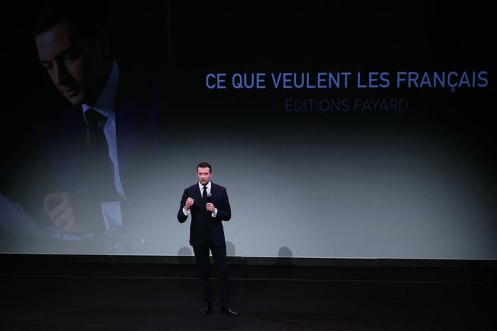 Le président du parti d’extrême droite français Rassemblement National (RN) et député européen Jordan Bardella s’exprime sur scène lors du lancement de son livre « Ce que veulent les Français », au théâtre Marigny à Paris, le 28 octobre 2025. (Image d'illustration)