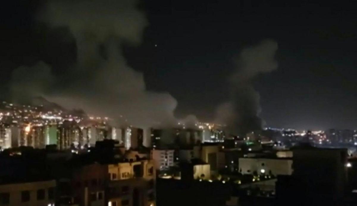 Cette capture d'écran tirée d'une séquence diffusée par Iran TV le 13 juin 2025 montre ce que la télévision iranienne décrit comme des frappes israéliennes