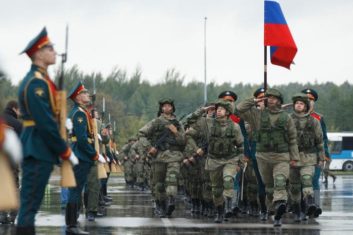 Des militaires russes défilent lors de la cérémonie d'ouverture de l'exercice stratégique conjoint « Zapad-2021 » des forces armées de la Fédération de Russie dans la région de Nijni Novgorod, le 9 septembre 2021.