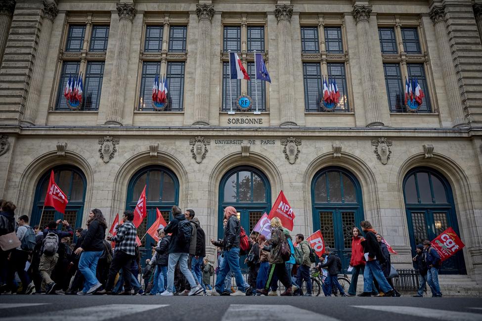 Des étudiants lors d'une marche de protestation devant l'université de la Sorbonne, à Paris, le 25 septembre 2025.