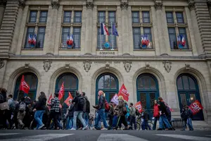 Des étudiants lors d'une marche de protestation devant l'université de la Sorbonne, à Paris, le 25 septembre 2025.