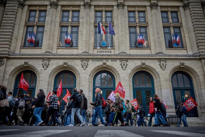 Des étudiants lors d'une marche de protestation devant l'université de la Sorbonne, à Paris, le 25 septembre 2025.