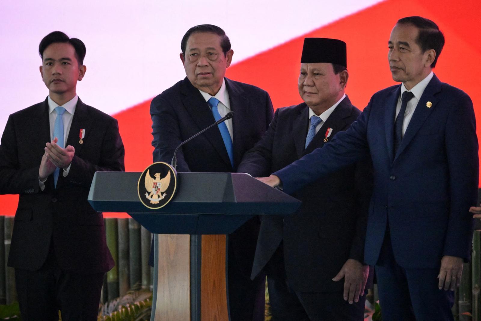 Le vice-président indonésien Gibran Rakabuming Raka, l'ancien président Susilo Bambang Yudhoyono, le président Prabowo Subianto et l'ancien président Joko Widodo assistent au lancement du fonds souverain Danantara, à Jakarta.