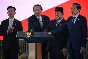 Le vice-président indonésien Gibran Rakabuming Raka, l'ancien président Susilo Bambang Yudhoyono, le président Prabowo Subianto et l'ancien président Joko Widodo assistent au lancement du fonds souverain Danantara, à Jakarta.