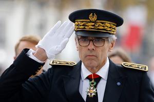 Le préfet de la région Île-de-France, Marc Guillaume, se tient au garde-à-vous lors des commémorations marquant le 106e anniversaire de l’Armistice du 11 novembre 1918, mettant fin à la Première Guerre mondiale, à Paris, le 11 novembre 2024. (Image d'illustration)