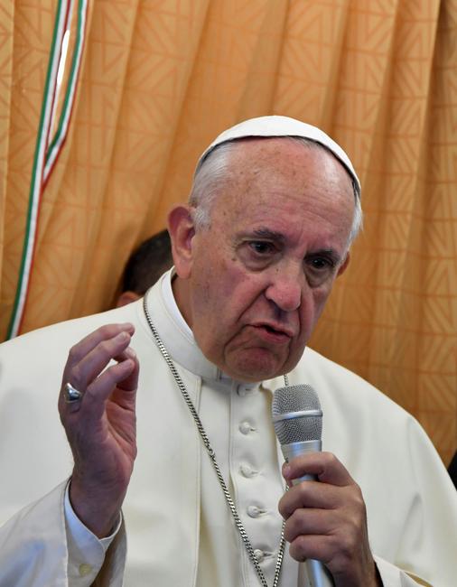 Le Pape François sur le vol retour de son voyage en Arménie le 26 juin 2016.