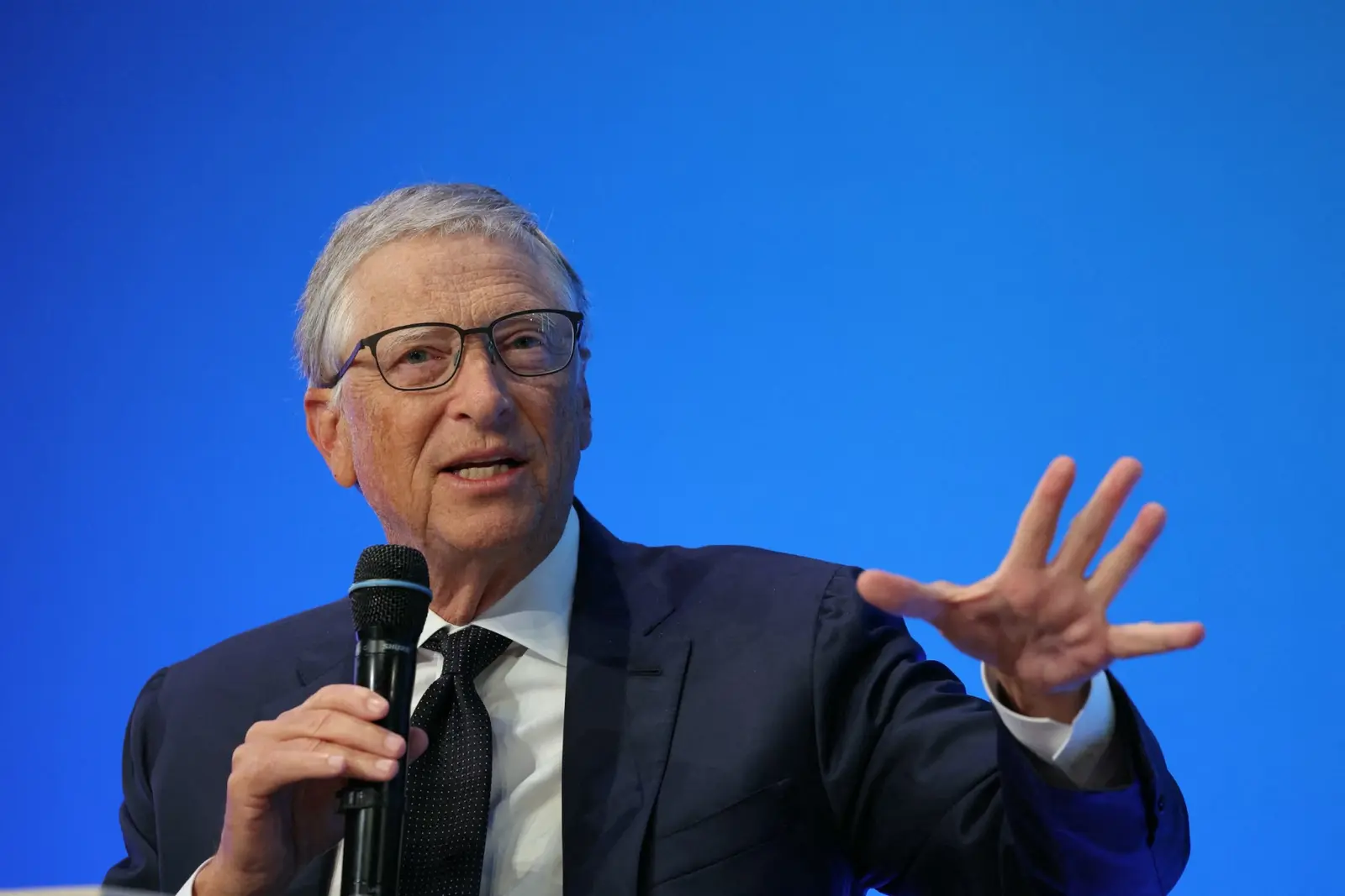 Bill Gates, cofondateur de Microsoft et coprésident de la Fondation Bill & Melinda Gates, prononce un discours lors de la troisième édition des « Rendez-vous de Bercy » consacrée aux thèmes de la croissance et du climat, au ministère de l'Économie et des Finances, à Paris, le 5 décembre 2023.