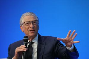 Bill Gates, cofondateur de Microsoft et coprésident de la Fondation Bill & Melinda Gates, prononce un discours lors de la troisième édition des « Rendez-vous de Bercy » consacrée aux thèmes de la croissance et du climat, au ministère de l'Économie et des Finances, à Paris, le 5 décembre 2023.