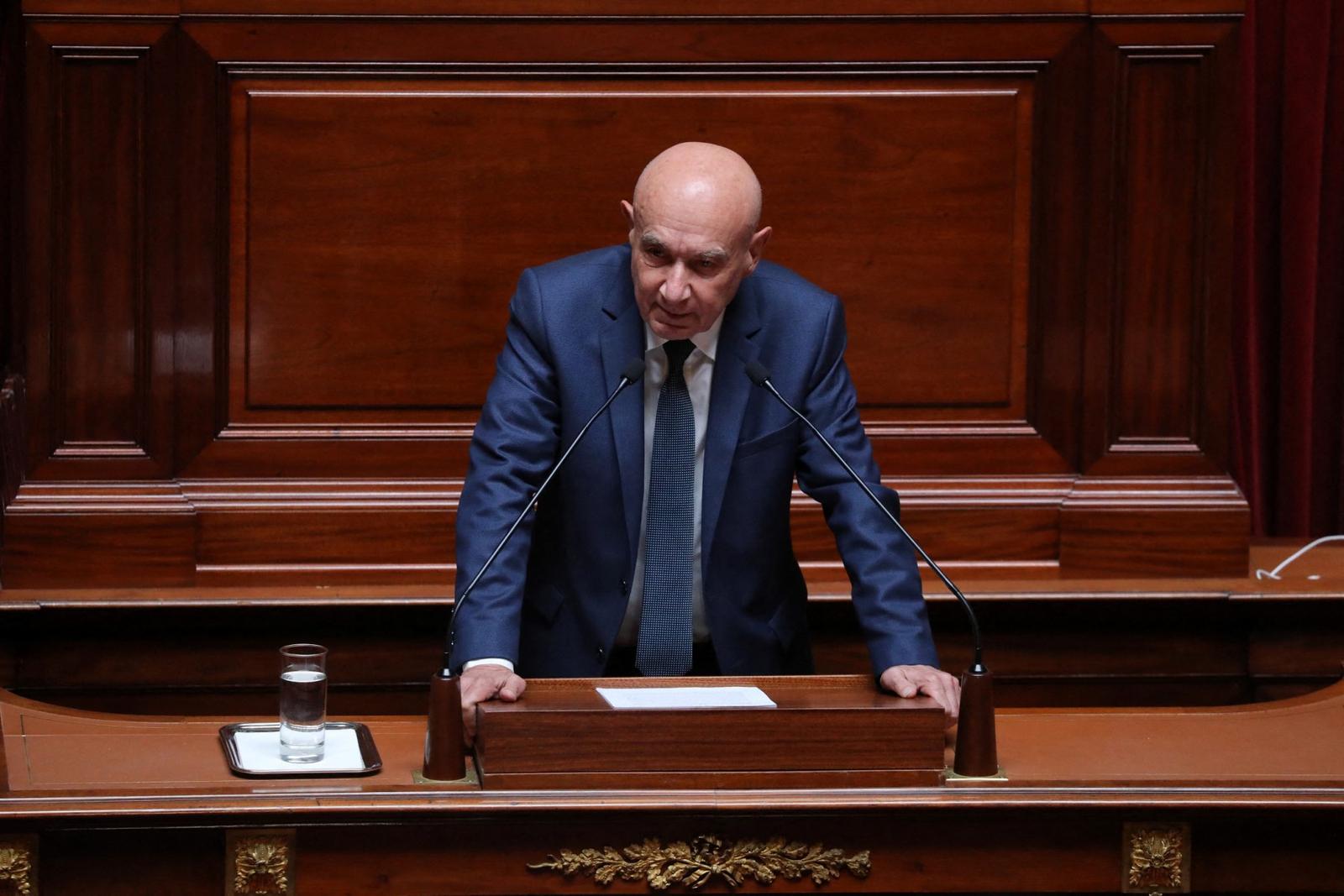 Le sénateur Claude Malhuret prononce un discours lors d'un congrès extraordinaire réunissant les deux chambres du Parlement dans l'hémicycle du château de Versailles, le 9 juillet 2018.