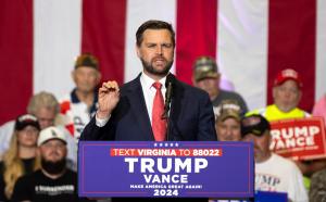 Le sénateur américain et candidat républicain à la vice-présidence, JD Vance, s'adresse à une foule de partisans lors d'un événement de campagne à l'intérieur du Dedmon Center de l'Université Radford à Radford, en Virginie, le 22 juillet 2024.