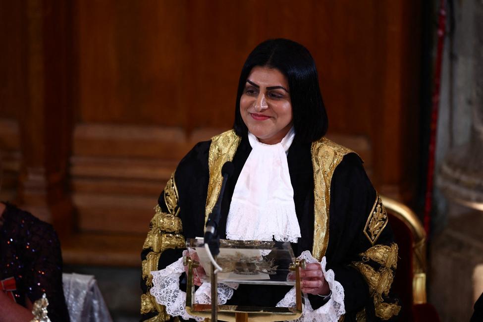 La nouvelle ministre britannique de l’intérieur, Shabana Mahmood, prononce un discours lors du banquet du lord-maire à la Guildhall, dans le centre de Londres, le 2 décembre 2024.