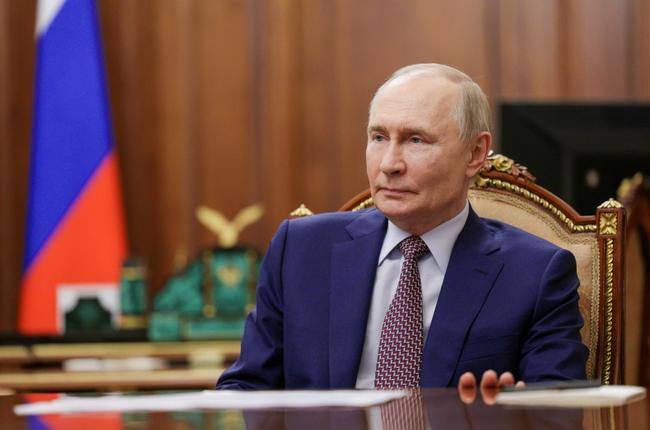 Le président russe Vladimir Poutine assiste à une réunion avec le dirigeant du géant minier Norilsk Nickel au Kremlin à Moscou le 14 octobre 2025.