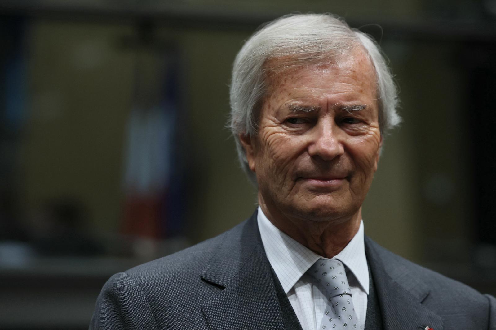 Vincent Bolloré pose avant une audition devant la commission d'enquête parlementaire sur les procédures d'octroi des autorisations des services de télévisions nationales à l'Assemblée nationale à Paris, le 13 mars 2024.