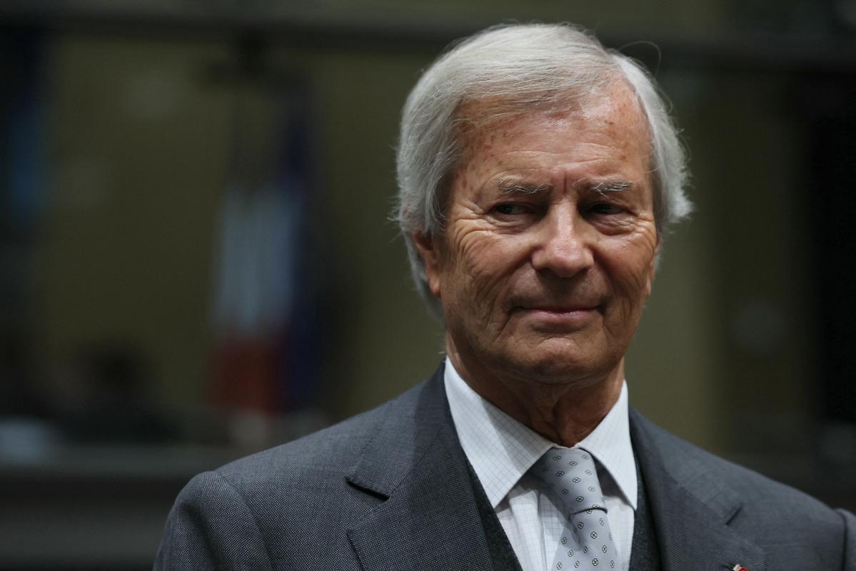 Vincent Bolloré pose avant une audition devant la commission d'enquête parlementaire sur les procédures d'octroi des autorisations des services de télévisions nationales à l'Assemblée nationale à Paris, le 13 mars 2024.